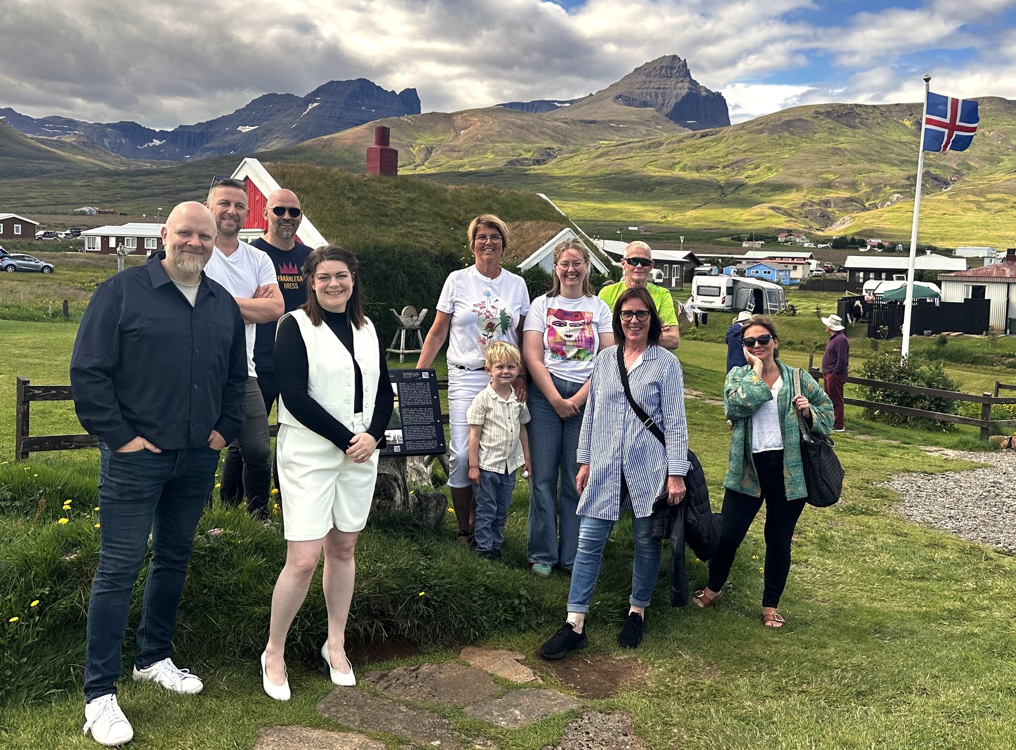 Hópur velunnara Lindarbakka ásamt Dagmar Ýr sveitarstjóra Múlaþings sumarið 2025