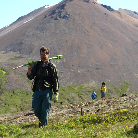 Jim Merot sjálfboðaliði við störf, en hópur hans sá um endurmerkingar á gönguleiðum