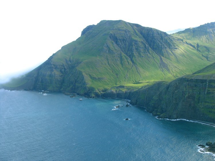 Hvalvík og fjallið Glettingur