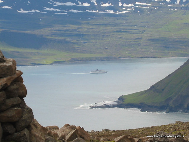 Norröna siglir út Seyðisfjarðarflóa