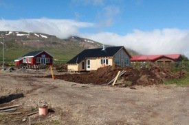 Nýju húsin á bökkunum.