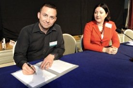 Hafþór Helgason undirritar aðild að EDEN fyrir hönd Borgarfjarðarhrepps og Ferðamálahóps Borgarfjarð&hellip;