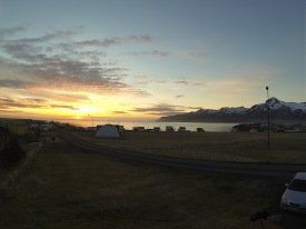 Miðnætursólin á Borgarfirði í nótt