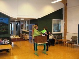 Þrúða afhendir Helgu gjafabréfið