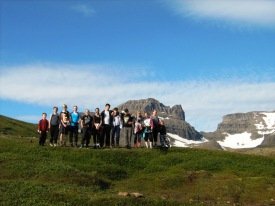 Hópurinn með Dyrfjöllin í baksýn