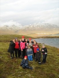 Hópurinn upp við Hólatjörn með Bakkagerði í baksýn