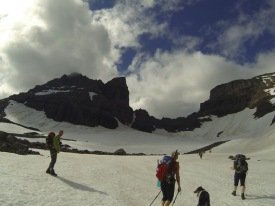 Gengið í átt að hæsta tindi Dyrfjalla