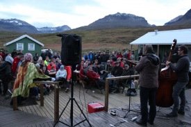 Hundur í óskilum leikur fyrir gesti í Loðmundarfirði