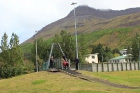 Krakkarnir að leik á skólalóð Seyðisfjarðarskóla