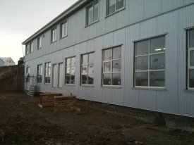 Búið að klæða framhliðina