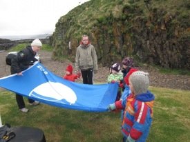 Börnin aðstoða Rán við að flagga bláfánanum