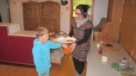 Bryndís við störf í mötuneytinu