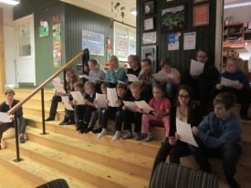 Börnin sungu dátt.