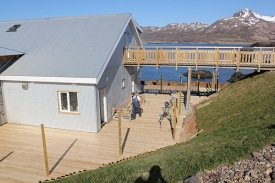 Glæsilegur sólpallur að rísa við Blábjörg