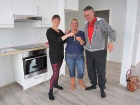 Auður Vala afhendir nýjum eigendum lyklana