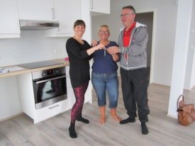 Auður Vala afhendir nýjum eigendum lyklana