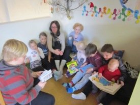 Palli les fyrir hópinn