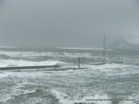 Bryggjan í briminu um daginn