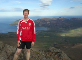 Magnús Þorri með fréttasvæðið í bakgrunni