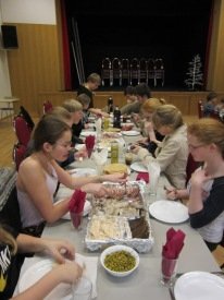 Nemendur gæða sér á þorramat