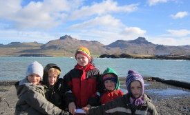 Hópurinn rétt áður en skeytinu var hent í sjóinn.