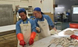 Sambýlingarnir Óttar og Stjáni ræða uppvaskið við flökunarborðið