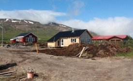 Nýju húsin á bökkunum.