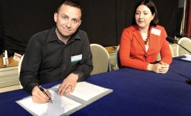 Hafþór Helgason undirritar aðild að EDEN fyrir hönd Borgarfjarðarhrepps og Ferðamálahóps Borgarfjarð…