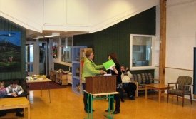 Þrúða afhendir Helgu gjafabréfið