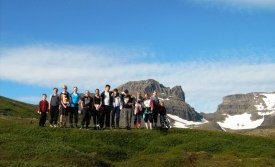 Hópurinn með Dyrfjöllin í baksýn