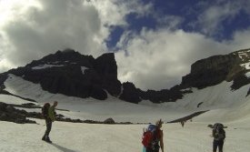 Gengið í átt að hæsta tindi Dyrfjalla