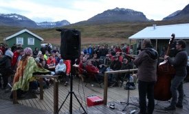 Hundur í óskilum leikur fyrir gesti í Loðmundarfirði