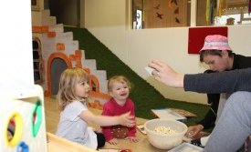 Spilað á leikskólanum