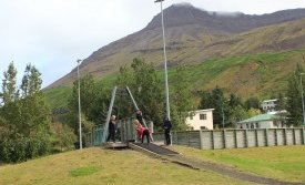 Krakkarnir að leik á skólalóð Seyðisfjarðarskóla