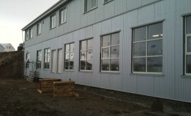 Búið að klæða framhliðina