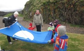 Börnin aðstoða Rán við að flagga bláfánanum
