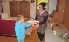 Bryndís við störf í mötuneytinu