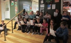 Börnin sungu dátt.