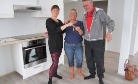 Auður Vala afhendir nýjum eigendum lyklana