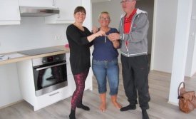 Auður Vala afhendir nýjum eigendum lyklana