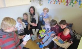 Palli les fyrir hópinn