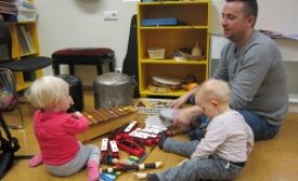 Yngri hópur leikskólans í tónlistarnámi