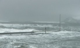 Bryggjan í briminu um daginn