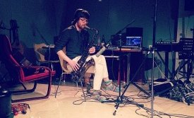 Tumi Árnason mundar saxann í listaverksmiðjunni